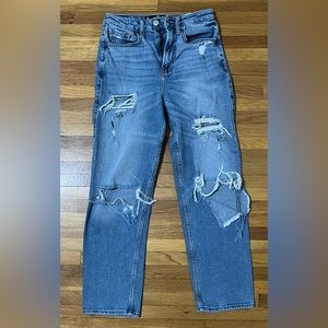 Hollister Woman Jeans-Ultra High Rise Vintage Straight. Size 3R. Medium Wash.